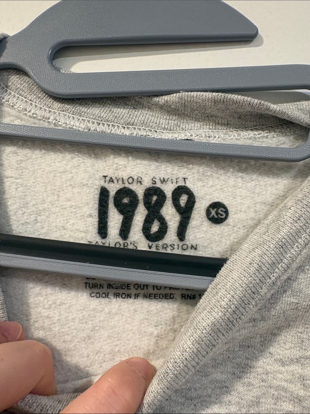 Taylor Swift 1989 Taylor’s Version Official Merch Graphic Crewneck Light Gray XS - Picture 5 of 14